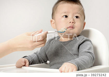 韓国人 赤ちゃん 座る 39273242