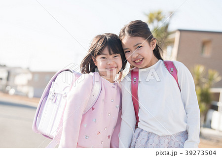 登校する小学生2人姉妹 登校する小学生2人姉妹 39273504