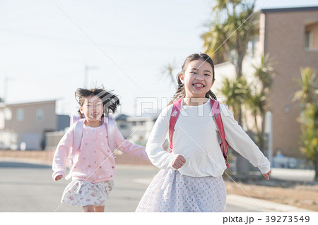 登校する小学生2人姉妹 登校する小学生2人姉妹 39273549