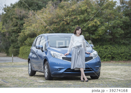 若い女性のポートレート 車 全身の写真素材