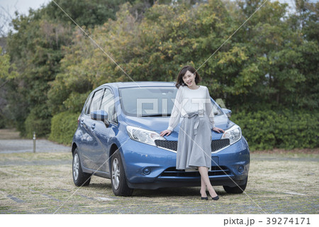 若い女性のポートレート 車 全身 若い女性のポートレート 車 全身 39274171