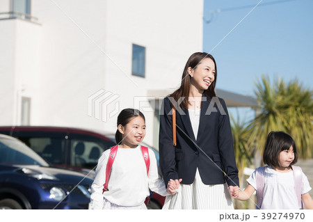 小学生2人姉妹とワーキングマザー 39274970