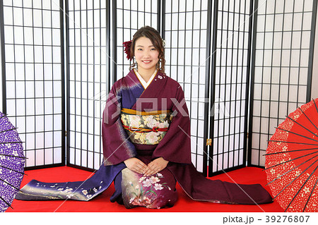 成人振袖晴れ着姿の日本人女性 座り姿 成人式 成人前撮りの写真素材
