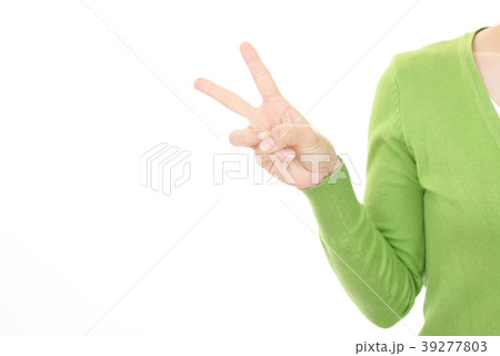 手で数字を作る女性　２ 39277803