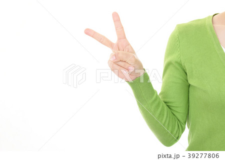 手で数字を作る女性　２ 39277806