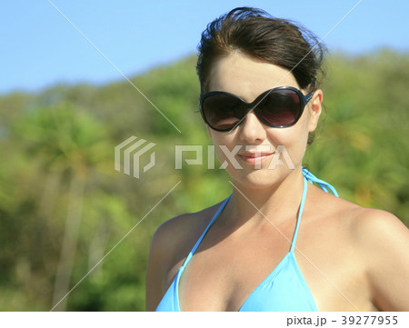 woman in sunglasses posing on tropical beach woman in sunglasses posing on tropical beach 39277955