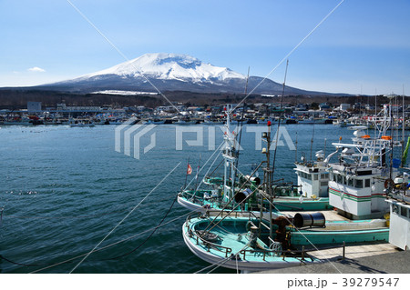 早春の北海道森町砂原港の風景を雪景色の砂原岳をバックに撮影 39279547