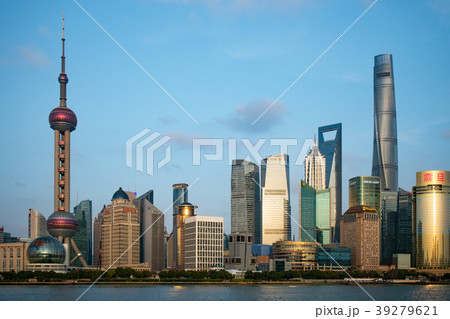 上海 最大のオフィス街 プードン・ルージャーズイ(浦東・陸家嘴) 外灘(がいたん)から望む 上海 最大のオフィス街 プードン・ルージャーズイ(浦東・陸家嘴) 外灘(がいたん)から望む 39279621