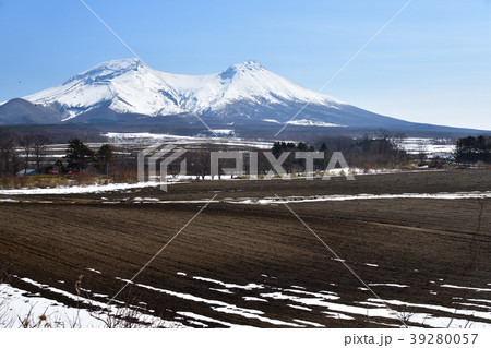 早春の北海道森町砂原岳（左）と駒ヶ岳（右）が並んでいる風景を北側から撮影 39280057