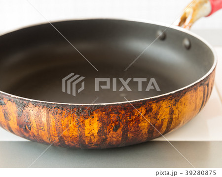 汚れがこびりついたフライパン 焦げ付き 燃やさないゴミ 分別ごみ 油汚れ 汚れがこびりついたフライパン 焦げ付き 燃やさないゴミ 分別ごみ 油汚れ 39280875