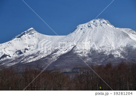 早春の快晴の青空をバックに北海道森町駒ヶ岳の西側斜面の雪山の風景を撮影 早春の快晴の青空をバックに北海道森町駒ヶ岳の西側斜面の雪山の風景を撮影 39281204