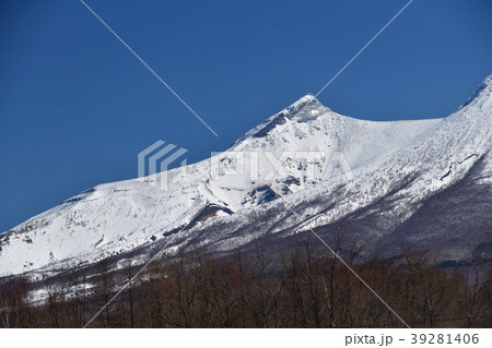 早春の快晴の青空をバックに北海道森町の雪景色の砂原岳を西側斜面から撮影 39281406