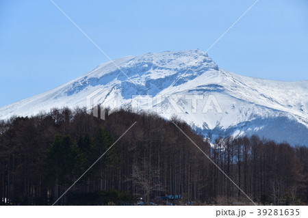 早春の北海道森町砂原地区から雪景色の砂原岳山頂付近の風景を撮影 39281635