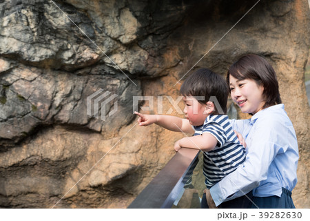 動物園で楽しむ親子 39282630