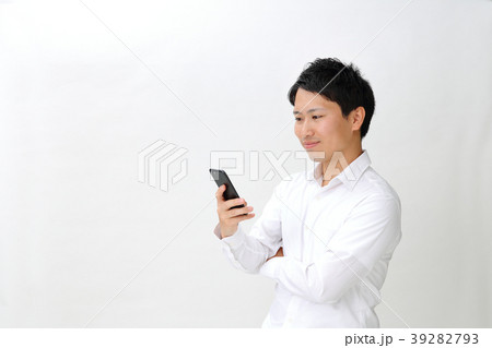携帯を持つ男性 39282793