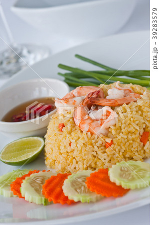 Thai food fried rice with shrimp. 39283579