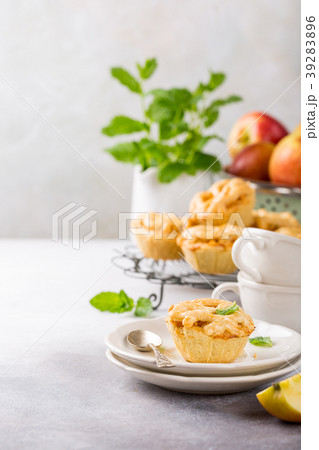 Homemade mini apple pies Homemade mini apple pies 39283896