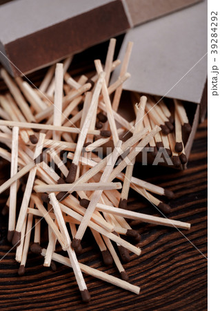 Matches in open match box Matches in open match box 39284292