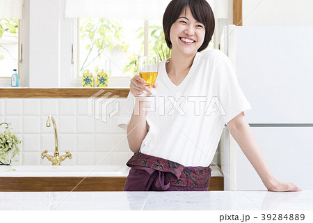 キッチンでくつろぐ中年女性 キッチンでくつろぐ中年女性 39284889
