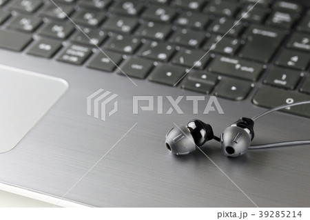 イヤホンとノートパソコン 39285214
