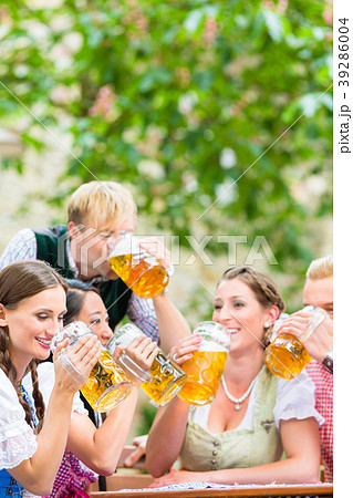 Friends drinking beer in beer garden  39286004