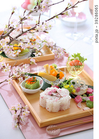 桜ごはんのお花見プレート 39286065