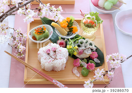桜ごはんのお花見プレートの写真素材