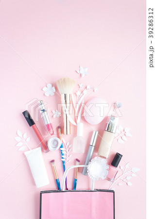 female flat lay 39286312