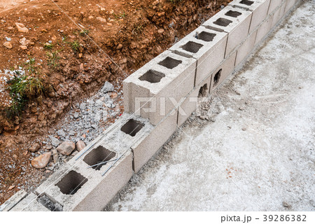 Detail of reinforced concrete blocks wall 39286382