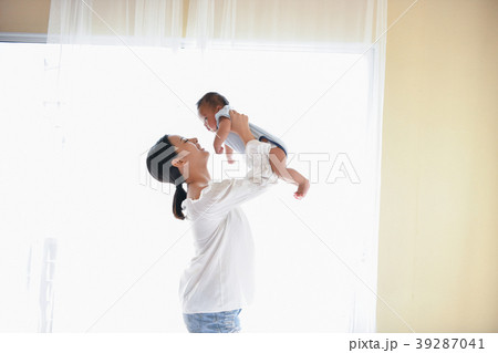 Newborn Concept. Mother and child on a white bed. Mom and baby b Newborn Concept. Mother and child on a white bed. Mom and baby b 39287041