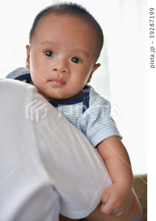 Newborn Concept. Mother and child on a white bed. Mom and baby b Newborn Concept. Mother and child on a white bed. Mom and baby b 39287199