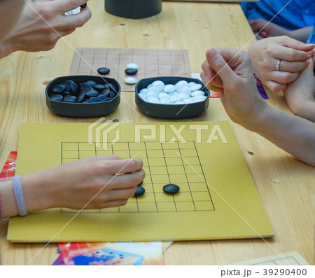 people play checkers Go 39290400