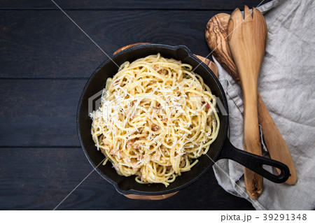 Spaghetti carbonara with egg and pancetta 39291348