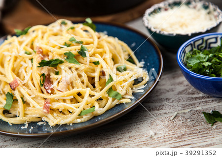 Spaghetti carbonara with egg and pancetta 39291352