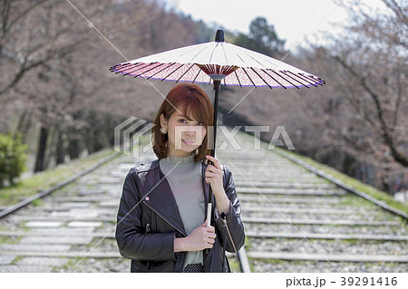 京都府京都市東山区の蹴上インクラインを背景に日傘をさす若い女性 39291416