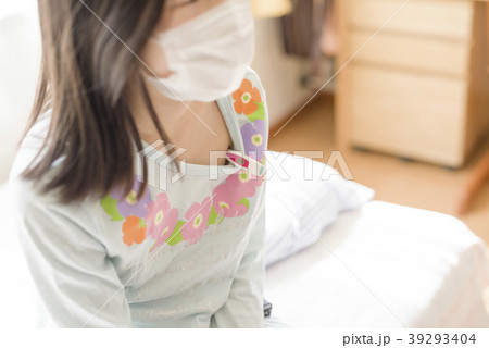 風邪イメージ（体温をはかる） 39293404