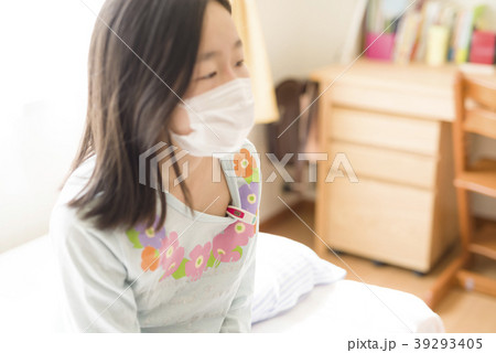 風邪イメージ(体温をはかる) 風邪イメージ(体温をはかる) 39293405