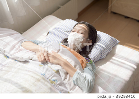 風邪イメージ 寝る の写真素材