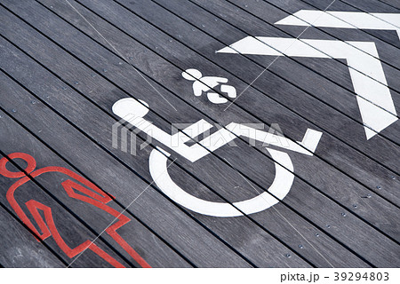 多機能トイレマーク 身障者用 乳幼児用 39294803