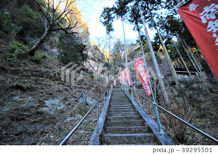 秩父札所31番・鷲窟山観音院の参道 39295501