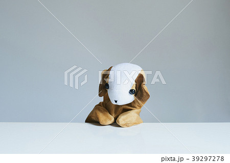 パペット 動物 ぬいぐるみ 犬 演技の写真素材