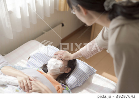風邪イメージ（親子 額に手） 39297642
