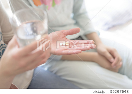 風邪イメージ（お薬） 39297648