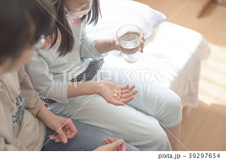 風邪イメージ（お薬） 39297654