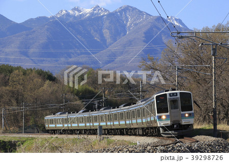 八ヶ岳バックを行く、中央本線211系電車 39298726