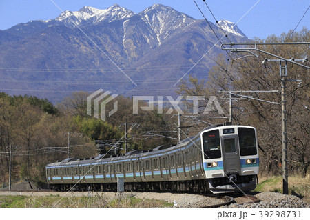 八ヶ岳バックを行く、中央本線211系電車 39298731