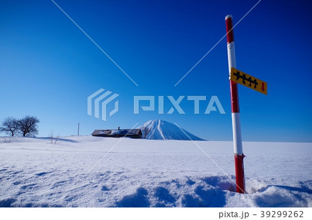 雪深い雪原と羊蹄山 39299262