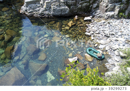 滝の拝に浮かぶパックラフト 39299273