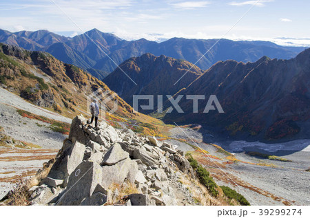秋の涸沢を見下ろす登山者 39299274