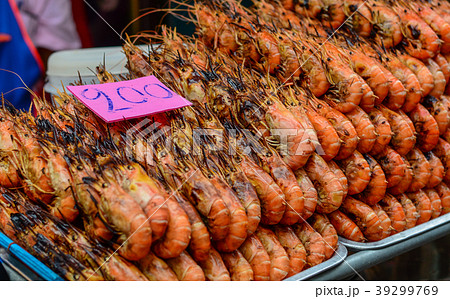 Grilled shrimp at street market Grilled shrimp at street market 39299769